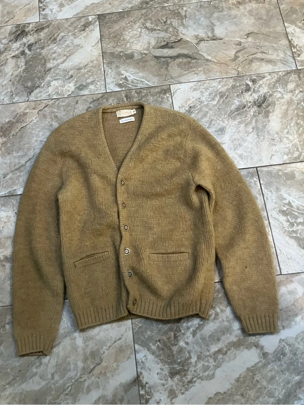 Men’s M Columbia tan knitted Wool Sweater